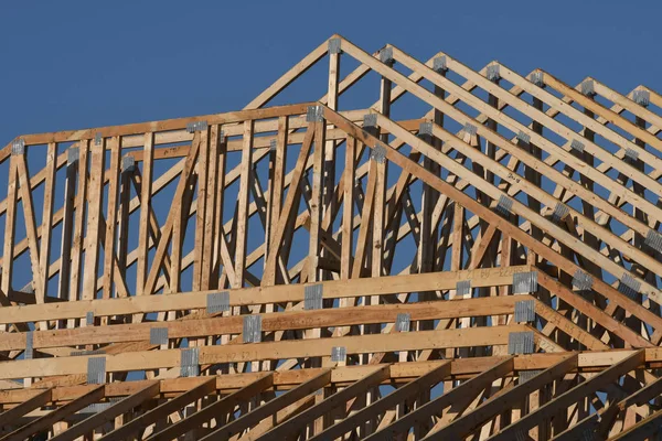 Neue Konstruktionsrahmen Die Von Einer Besatzung Der Baufirma Zusammengebaut Werden — Stockfoto