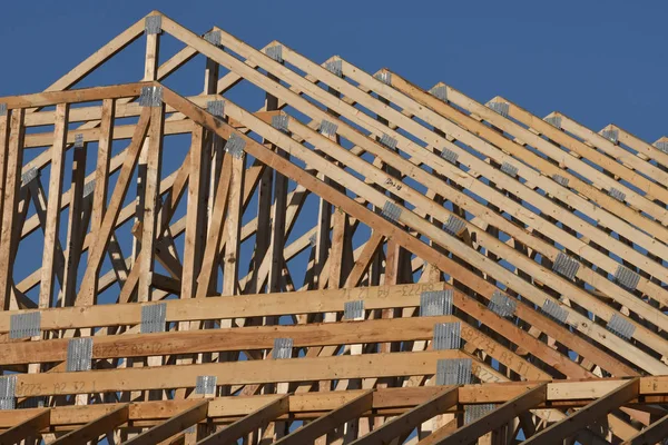 Yeni inşaat çerçeveleme işçiler tarafından istihdam edilmektedir inşaat şirketinden bir ekibi tarafından monte ediliyor. Bu evler Amerika Birleşik Devletleri'nin güneybatı parçası olan Arizona inşa ediliyor.