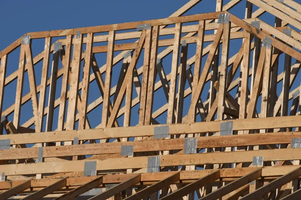 Yeni inşaat çerçeveleme işçiler tarafından istihdam edilmektedir inşaat şirketinden bir ekibi tarafından monte ediliyor. Bu evler Amerika Birleşik Devletleri'nin güneybatı parçası olan Arizona inşa ediliyor.