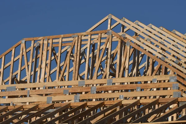 Yeni inşaat çerçeveleme işçiler tarafından istihdam edilmektedir inşaat şirketinden bir ekibi tarafından monte ediliyor. Bu evler Amerika Birleşik Devletleri'nin güneybatı parçası olan Arizona inşa ediliyor.