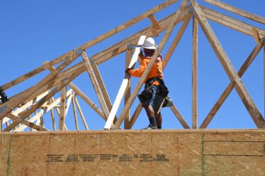 Yeni inşaat çerçeveleme işçiler tarafından istihdam edilmektedir inşaat şirketinden bir ekibi tarafından monte ediliyor. Bu evler Amerika Birleşik Devletleri'nin güneybatı parçası olan Arizona inşa ediliyor.