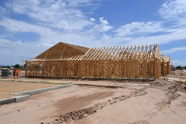 Yeni inşaat çerçeveleme işçiler tarafından istihdam edilmektedir inşaat şirketinden bir ekibi tarafından monte ediliyor. Bu evler Amerika Birleşik Devletleri'nin güneybatı parçası olan Arizona inşa ediliyor.