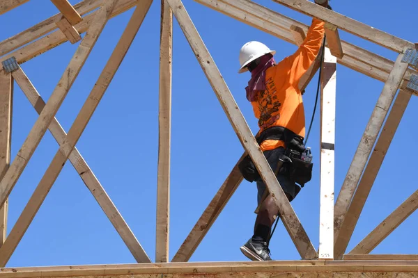 Yeni inşaat çerçeveleme işçiler tarafından istihdam edilmektedir inşaat şirketinden bir ekibi tarafından monte ediliyor. Bu evler Amerika Birleşik Devletleri'nin güneybatı parçası olan Arizona inşa ediliyor.