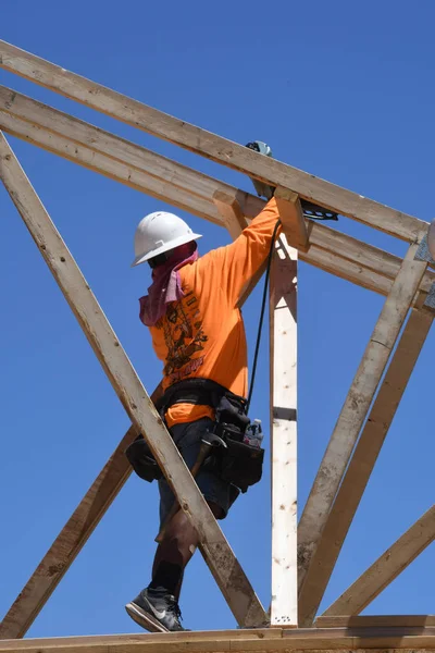 Yeni inşaat çerçeveleme işçiler tarafından istihdam edilmektedir inşaat şirketinden bir ekibi tarafından monte ediliyor. Bu evler Amerika Birleşik Devletleri'nin güneybatı parçası olan Arizona inşa ediliyor.