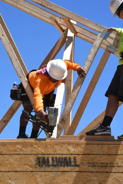 Yeni inşaat çerçeveleme işçiler tarafından istihdam edilmektedir inşaat şirketinden bir ekibi tarafından monte ediliyor. Bu evler Amerika Birleşik Devletleri'nin güneybatı parçası olan Arizona inşa ediliyor.