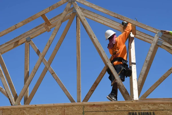 Yeni inşaat çerçeveleme işçiler tarafından istihdam edilmektedir inşaat şirketinden bir ekibi tarafından monte ediliyor. Bu evler Amerika Birleşik Devletleri'nin güneybatı parçası olan Arizona inşa ediliyor.