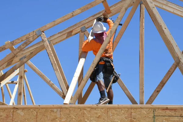 Yeni inşaat çerçeveleme işçiler tarafından istihdam edilmektedir inşaat şirketinden bir ekibi tarafından monte ediliyor. Bu evler Amerika Birleşik Devletleri'nin güneybatı parçası olan Arizona inşa ediliyor.