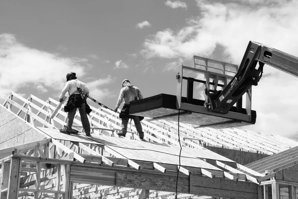 Neue Konstruktionsrahmen Die Von Einer Besatzung Der Baufirma Zusammengebaut Werden — Stockfoto