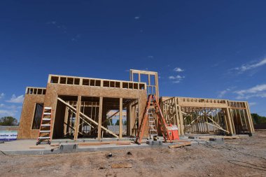 Yeni inşaat çerçeveleme işçiler tarafından istihdam edilmektedir inşaat şirketinden bir ekibi tarafından monte ediliyor. Bu evler Amerika Birleşik Devletleri'nin güneybatı parçası olan Arizona inşa ediliyor.