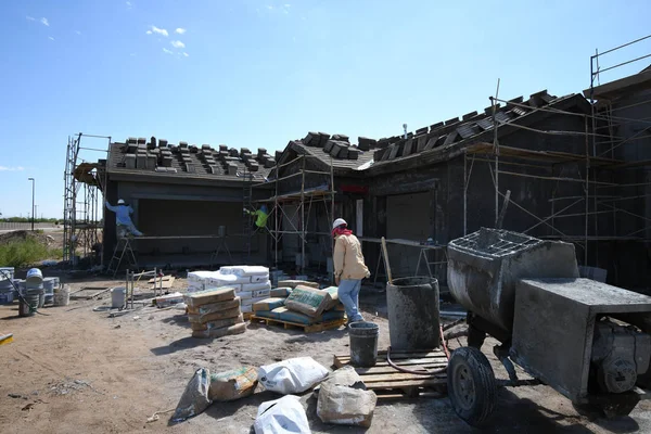 Yeni inşaat çerçeveleme işçiler tarafından istihdam edilmektedir inşaat şirketinden bir ekibi tarafından monte ediliyor. Bu evler Amerika Birleşik Devletleri'nin güneybatı parçası olan Arizona inşa ediliyor.