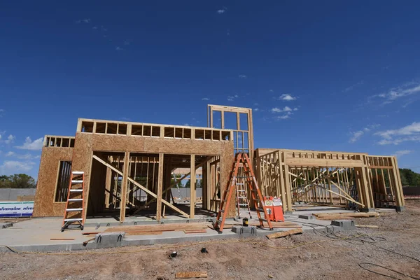 Nova Estrutura Construção Sendo Montada Por Uma Equipe Empresa Construção — Fotografia de Stock