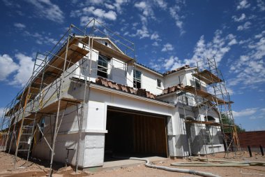 Yeni inşaat çerçeveleme işçiler tarafından istihdam edilmektedir inşaat şirketinden bir ekibi tarafından monte ediliyor. Bu evler Amerika Birleşik Devletleri'nin güneybatı parçası olan Arizona inşa ediliyor.