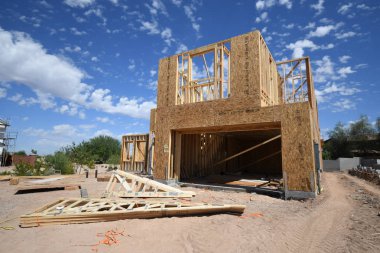 Yeni inşaat çerçeveleme işçiler tarafından istihdam edilmektedir inşaat şirketinden bir ekibi tarafından monte ediliyor. Bu evler Amerika Birleşik Devletleri'nin güneybatı parçası olan Arizona inşa ediliyor.