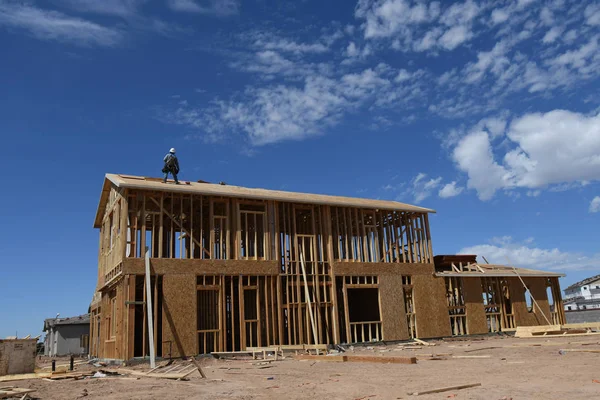 Nova Estrutura Construção Sendo Montada Por Uma Equipe Empresa Construção — Fotografia de Stock