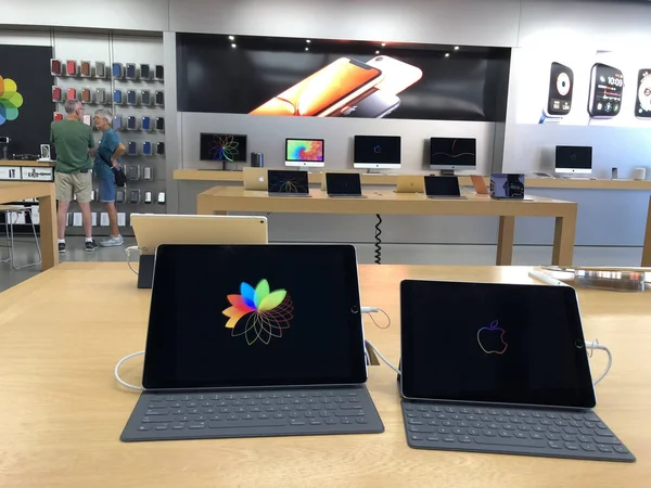 Interior Tienda Apple Productos Exhibición Una Tienda Apple Ubicada Centro — Foto de Stock