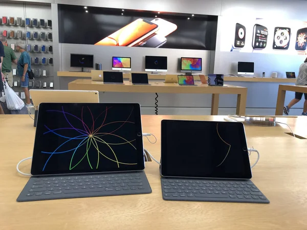 Apple Store Interieur Producten Kijker Een Apple Winkel Gelegen Het — Stockfoto