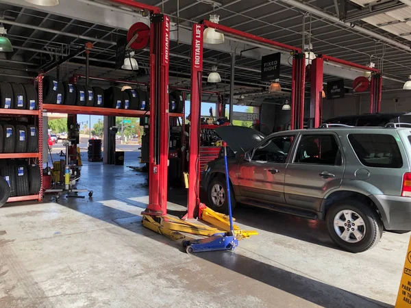 Veículos Uma Oficina Reparação Automóveis Plataforma Elevação Para Reparação Carros — Fotografia de Stock