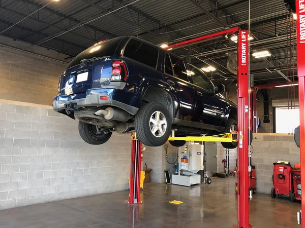 Voertuigen Een Auto Reparatiewerkplaats Hijs Platform Voor Reparatie Auto Garage — Stockfoto