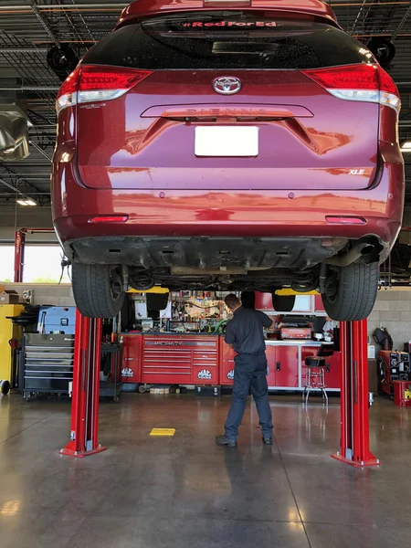 Voertuigen Een Auto Reparatiewerkplaats Hijs Platform Voor Reparatie Auto Garage — Stockfoto