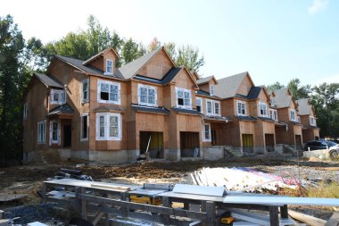 Yeni inşaat çerçeveleme işçiler tarafından istihdam edilmektedir inşaat şirketinden bir ekibi tarafından monte ediliyor. Bu evler Amerika Birleşik Devletleri'nin Doğu Yakası parçası olan New Jersey'deki inşa ediliyor.