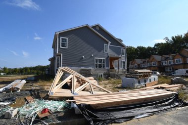 Yeni inşaat çerçeveleme işçiler tarafından istihdam edilmektedir inşaat şirketinden bir ekibi tarafından monte ediliyor. Bu evler Amerika Birleşik Devletleri'nin Doğu Yakası parçası olan New Jersey'deki inşa ediliyor.