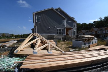 Yeni inşaat çerçeveleme işçiler tarafından istihdam edilmektedir inşaat şirketinden bir ekibi tarafından monte ediliyor. Bu evler Amerika Birleşik Devletleri'nin Doğu Yakası parçası olan New Jersey'deki inşa ediliyor.