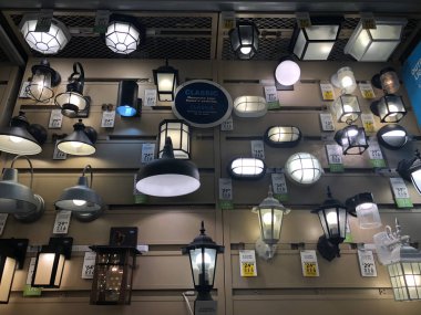 Ürün ışıkları için geniş bir yelpazesi ile deposunda bulunan aydınlatma bölümü. Lowe's perakende ev geliştirme ve cihaz mağazaların ABD merkezli bir zinciridir. Bu mağaza Gilbert Arizona bulunan.