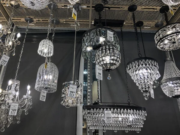 Ürün ışıkları için geniş bir yelpazesi ile deposunda bulunan aydınlatma bölümü. Lowe's perakende ev geliştirme ve cihaz mağazaların ABD merkezli bir zinciridir. Bu mağaza Gilbert Arizona bulunan.
