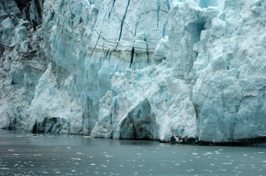 Glacier Bay Milli Parkı Alaska'da bulunan. Glacier Bay Milli Parkı ve Korunağı olan geniş bir alana, Güneydoğu Alaskas Inside Passage, tarafından katlı bir kıyı rota cruise gemi ve diğer gemileri.