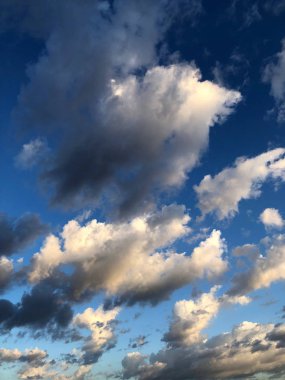 Amerika Birleşik Devletleri'nin güneybatı kesiminde Sabahın erken saatlerinde bulutlu gökyüzü renkli.