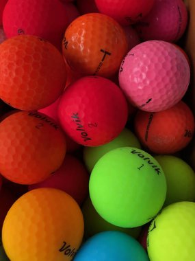 Gilbert, Arizona Amerika Birleşik Devletleri'nin güneybatı kesiminde yer alan bir spor malzemeleri ekran durumda birlikte oturan renk golf topları.