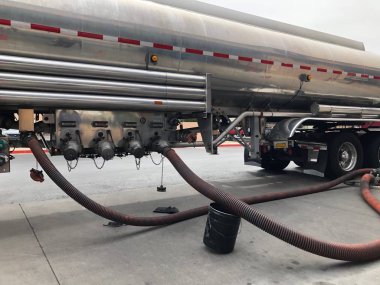 Yakıt teslim Tanker bir benzin istasyonu için. Benzin, gaz veya benzin öncelikle kıvılcım Ignited içten yanmalı motorları yakıt olarak kullanılan renksiz bir petrol türevi yanıcı sıvı olduğunu.