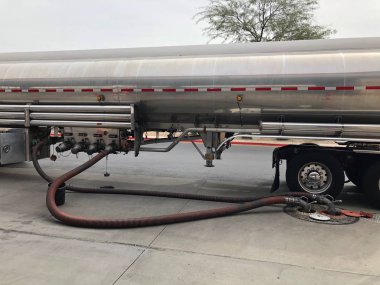 Yakıt teslim Tanker bir benzin istasyonu için. Benzin, gaz veya benzin öncelikle kıvılcım Ignited içten yanmalı motorları yakıt olarak kullanılan renksiz bir petrol türevi yanıcı sıvı olduğunu.