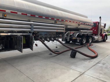 Yakıt teslim Tanker bir benzin istasyonu için. Benzin, gaz veya benzin öncelikle kıvılcım Ignited içten yanmalı motorları yakıt olarak kullanılan renksiz bir petrol türevi yanıcı sıvı olduğunu.