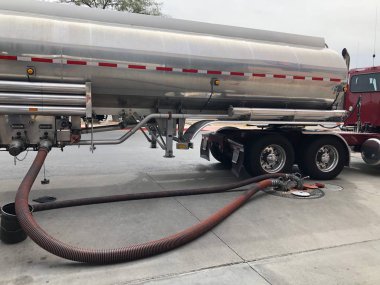 Yakıt teslim Tanker bir benzin istasyonu için. Benzin, gaz veya benzin öncelikle kıvılcım Ignited içten yanmalı motorları yakıt olarak kullanılan renksiz bir petrol türevi yanıcı sıvı olduğunu.