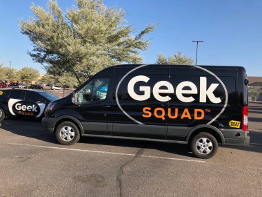 Araç Geek Squad logosu. Geek Squad, konut ve ticari müşteriler için bilgisayar ile ilgili çeşitli hizmetler ve aksesuarlar sunar.