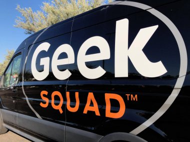 Araç Geek Squad logosu. Geek Squad, konut ve ticari müşteriler için bilgisayar ile ilgili çeşitli hizmetler ve aksesuarlar sunar.