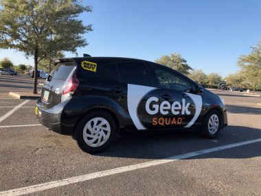 Araç Geek Squad logosu. Geek Squad, konut ve ticari müşteriler için bilgisayar ile ilgili çeşitli hizmetler ve aksesuarlar sunar.