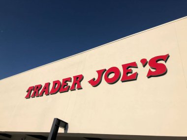 Gilbert Arizona bulunan yepyeni bir mağazada Trader Joe dış işareti.