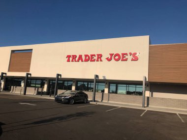 Gilbert Arizona bulunan yepyeni bir mağazada Trader Joe dış işareti.