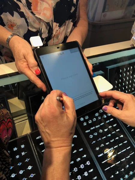 Apple Ipad Tablet Este Folosit Pentru Achiziție Amănuntul Într Piață — Fotografie, imagine de stoc