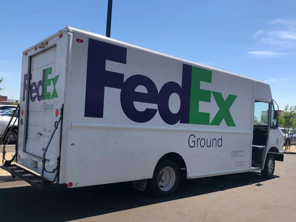 Fedex Ground Shipping Truck Effettua Consegne Centro Commerciale All Aperto — Foto Stock