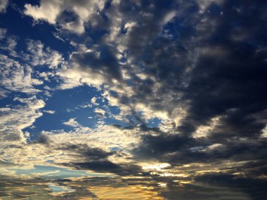 Parlak güneş ışınları ile güzel sahne oluşturma derin mavi gökyüzü arka plan beyaz bulutlar ile