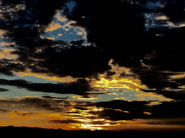Promienie Słoneczne Przez Białe Chmury Tle Ciemnoniebieskiego Nieba Tworzenie Pięknej — Zdjęcie stockowe