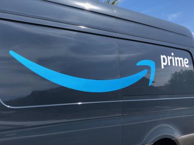 Amazon Başbakanı. Teslimat kamyonu. Amazon.com, Inc, Seattle, Washington, e-ticaret, bulut bilişim ve yapay zeka odaklanır merkezli bir Amerikan çok uluslu teknoloji şirketidir. Amazon en büyük e-ticaret pazarı.