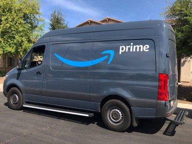 Amazon Başbakanı. Teslimat kamyonu. Amazon.com, Inc, Seattle, Washington, e-ticaret, bulut bilişim ve yapay zeka odaklanır merkezli bir Amerikan çok uluslu teknoloji şirketidir. Amazon en büyük e-ticaret pazarı.