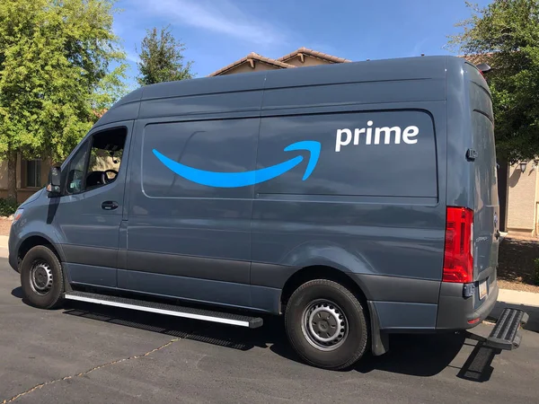 亚马逊总理 送货卡车Amazon Com Inc 是一家总部位于华盛顿州西雅图的美国跨国技术公司 专注于电子商务 云计算和人工智能 亚马逊是最大的电子商务市场 — 图库照片