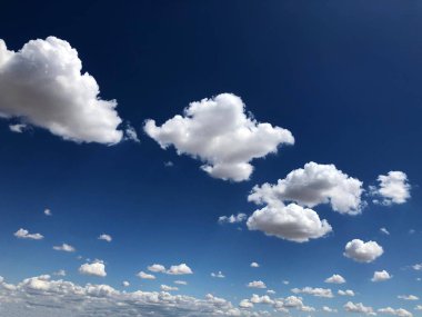 Amerika Birleşik Devletleri 'nin güneybatı kesiminde dramatik bahar beyaz kabarık bulutlar. Meteoroloji, bir bulut dakika sıvı damlacıkları görünür kütlesini oluşan bir aerosol olduğunu,