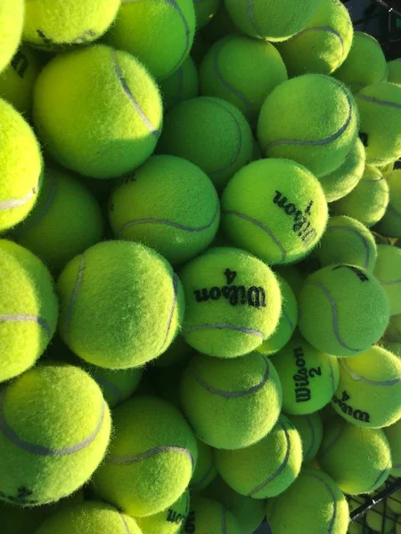 Tenis Kortundaki Antrenman Çantasında Oturan Tenis Topları Oyuncuların Oynamadan Önce — Stok fotoğraf