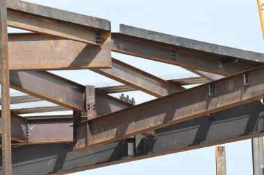 Gilbert Arizona'da inşa edilen bir hastane için başlangıç sürecinde çelik bina çerçeve inşaatı.